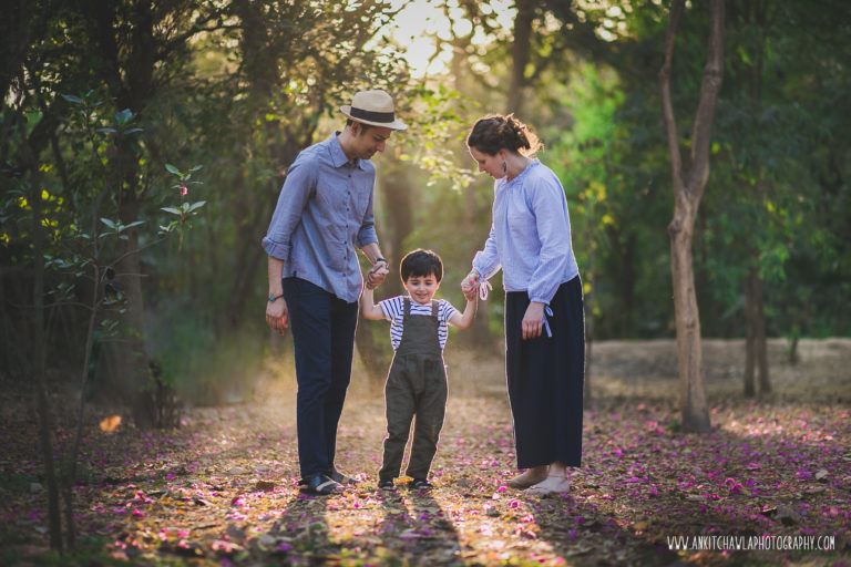 20 Creative Family Photo Ideas - mybabydoo | Fall family portraits, Family  photo pose, Family picture poses